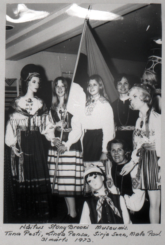 Eestlased paguluses.Tiina Pesti, Linda Pensa , Sirje Sokk ja Malle Paul eestlaste käsitöönäitusel Stony Brooki muuseumis.