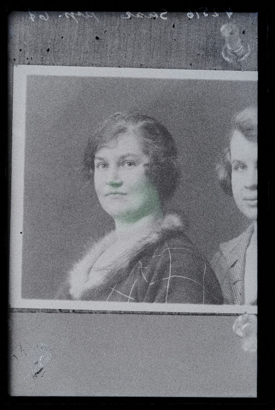 Naine grupifotol, (22.03.1924 fotokoopia, tellija Saar).