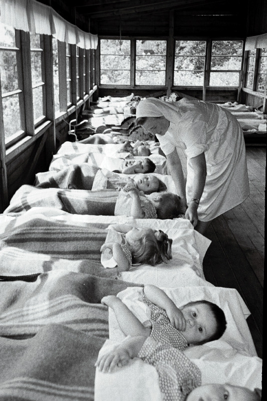 Viljandi lastesõime kolmanda grupi suvepaviljonis puhketunni ajal.