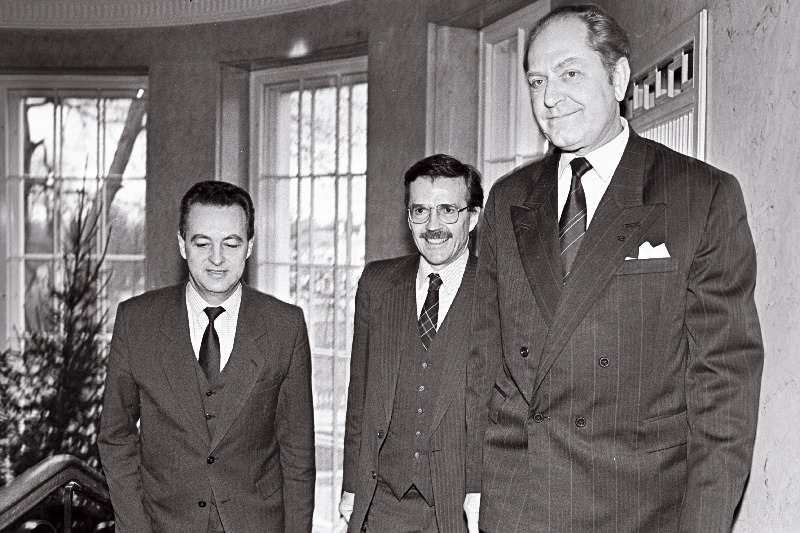 Uus-Meremaa suursaadik McChie Gerald Reginald annab üle volikirjad A. Rüütlile.