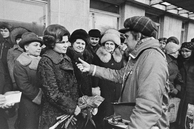 Nõukogude Liidu naiskosmonauti Valentina Tereškovat intervjueerib teleajakirjanik Mati Talvik.