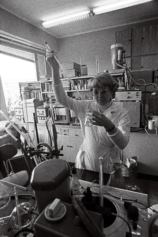 Eesti NSV Teaduste Akadeemia Keemia Instituudi orgaanilise geokeemia sektori nooremteadur Jevgenia Bondar laboratooriumis.