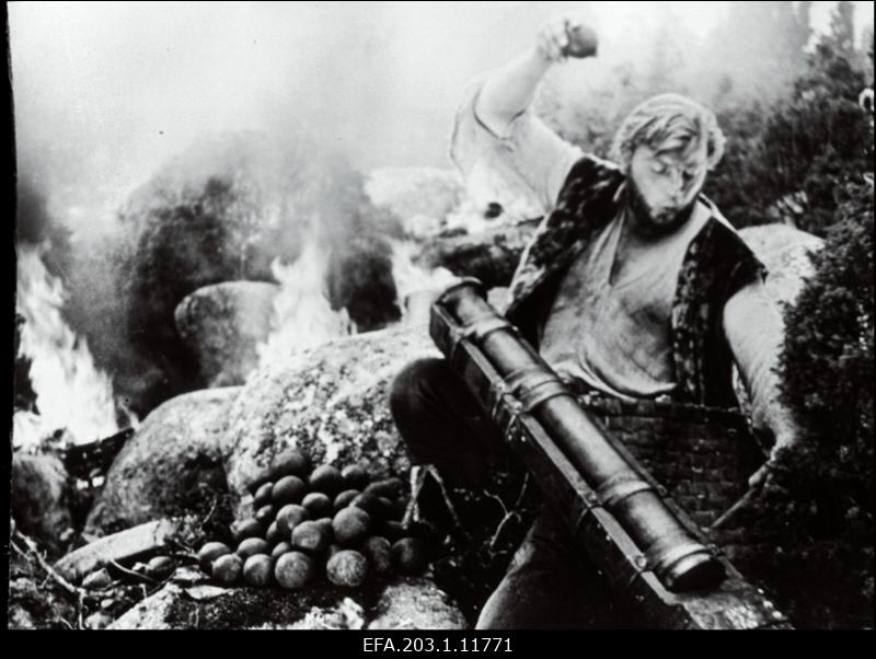 Stseen Tallinnfilmi mängufilmist "Viimne reliikvia". Siim (Uldis Vazdiks) kahurit laadimas.