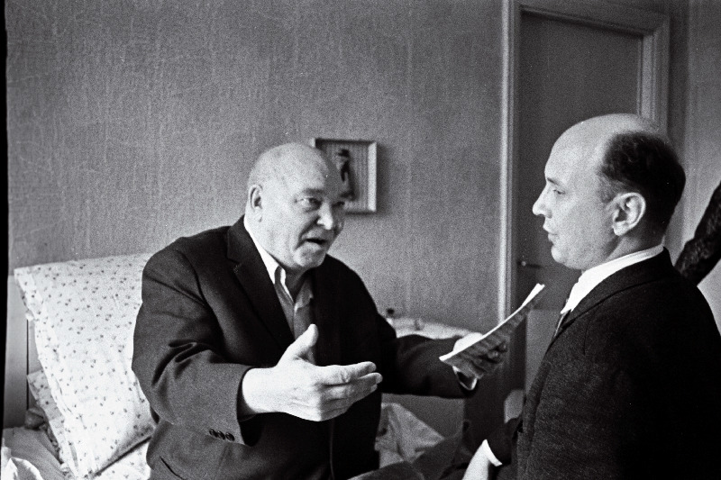 Eesti NSV rahvakunstnik Aleksander Arder oma õpilast juhendamas.