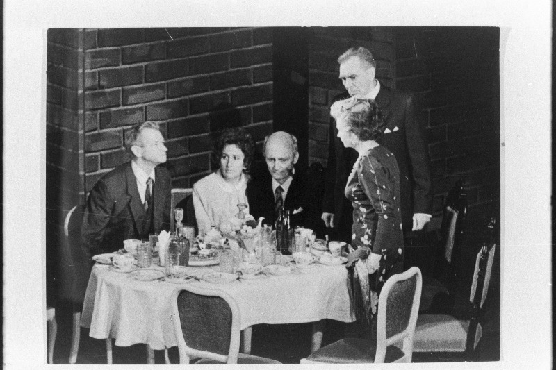 Stseen A. Mišarini näidendist Seoses üleminekuga teisele tööle V. Kingissepa nim. TRA Draamateatris. Võbornov - Kaljo Kiisk (vasakult), Važnova - Meeli Sööt, Važnov - Mati Klooren, Gološtšapov - Heino Mandri, Gološtšapova - Ester Pajusoo.