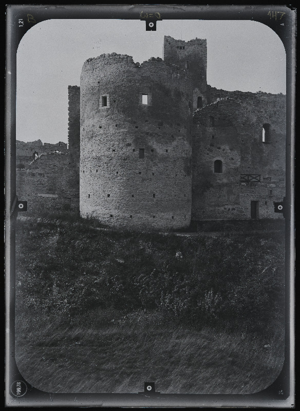 Rakvere, Rakvere linnusevaremed. Rakvere linnuse varemed vallikraaviga. Rakvere linnuse stereofotogramm-meetriline mõõdistamine.