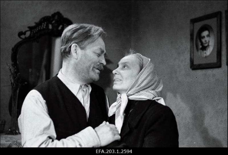 Kaader filmistuudio Tallinnfilm mängufilmist Perekond Männard, Maali Männard - Evi Rauer ja Andres Männard - Paul Ruubel.