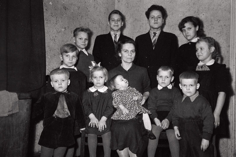 Emakangelane L. Kiis oma lastega.