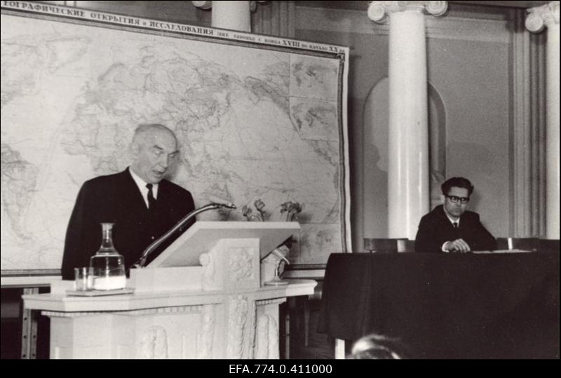 Meresõitja - maadeavastaja admiral Adam Johann Krusensterni 200. sünniaastapäeva aktusel Tartu Riikliku Ülikooli aulas kõneleb Eesti Geograafia Seltsi aseesimees Endel Varep; presiidiumis tegevliige Ago Marksoo.