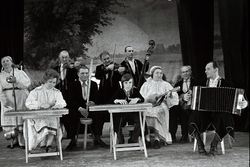 Tarvastu külakapell esinemas.