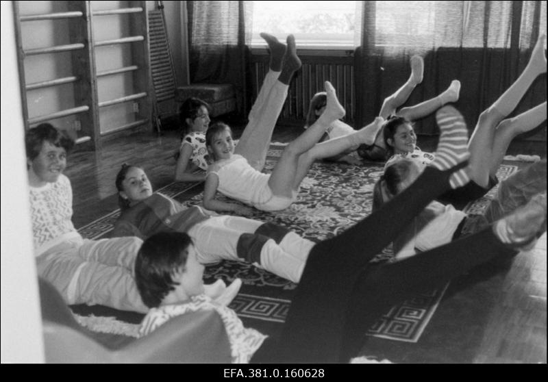 Lastesanatoorium-profülaktooriumi “Kajakas” patsiendid võimlemas.