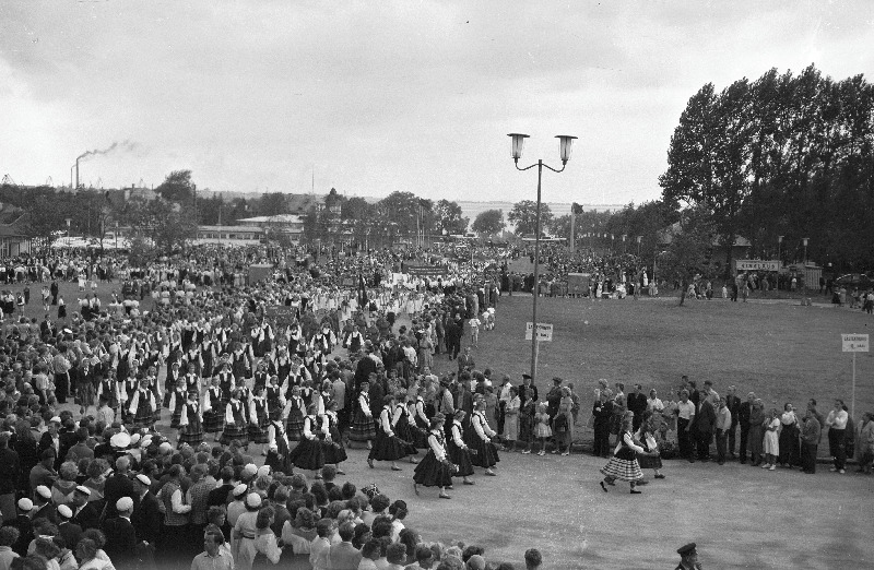 Eesti NSV XV üldlaulupeost osavõtjate rongkäik Lauluväljakul.