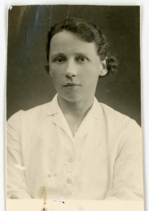 Hagemann, Eugenie (Jenny) Irene, sünd 1900. Portreefoto välispassi saamiseks esitatud avalduse juurde
