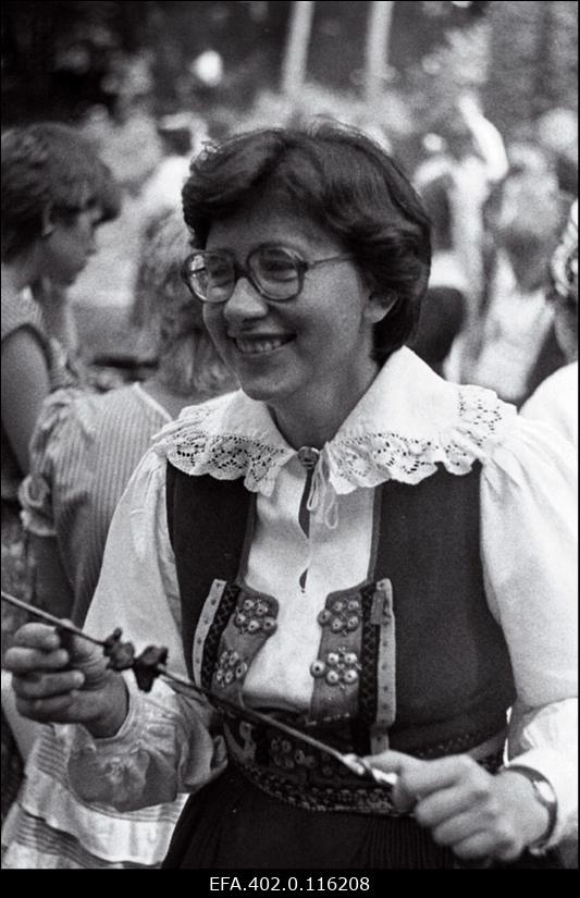 II ülevabariigilisest naiskooride laulupäevast osavõtja Tallinna Pedagoogilise Instituudi kultuurharidustöö koorijuhtimise eriala II kursuse üliõpilane Helle Kõrvek.