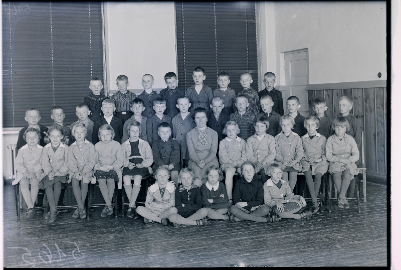 Grupp Lasnamäe algkooli õpilasi oma klassijuhatajaga.