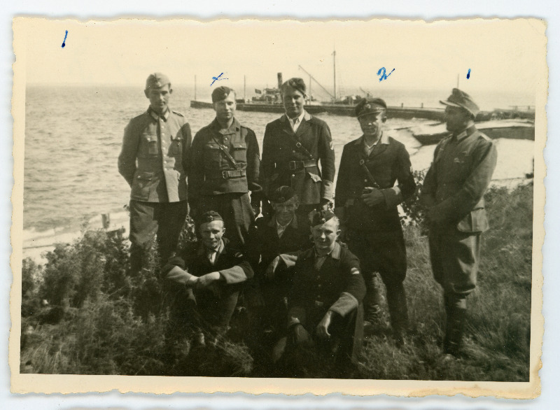 Oskar Uuga koos Pakri saare vahtkonnaga rannas poseerimas