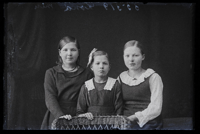 Kolm tütarlast, (foto tellija Lond).