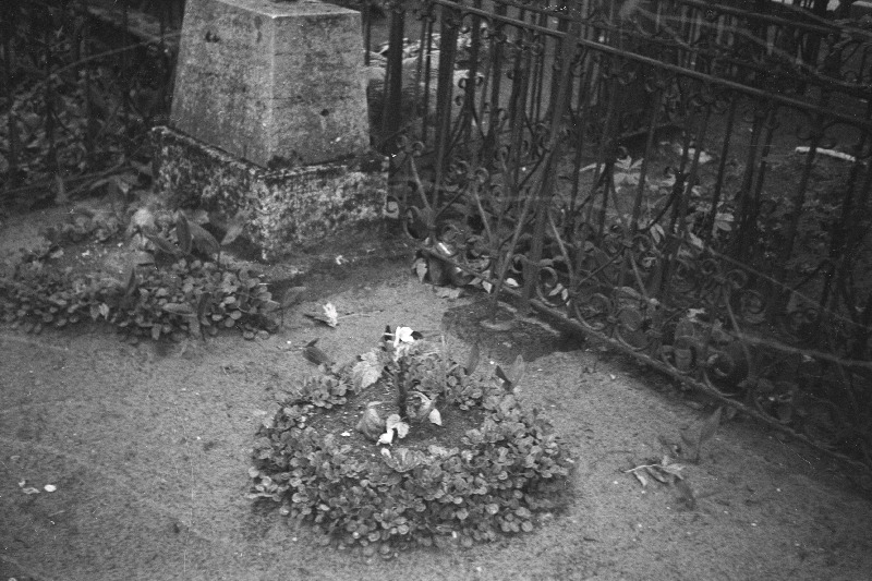 Trükigraafiku ja raamatuajaloolase Hans Treumanni hauaristi alussammas Siselinna Vana-Kaarli kalmistul.