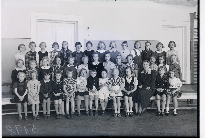 Grupp Tallinna 21. algkooli tüdrukuid oma klassijuhatajaga.
