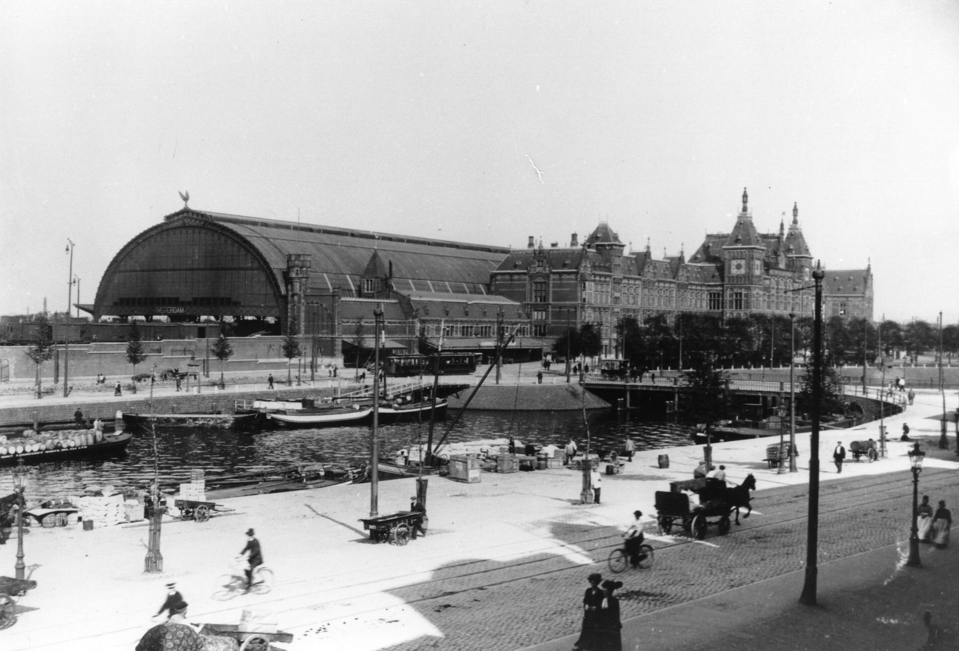 Gezicht op het station Amsterdam C.S. te Amsterdam.