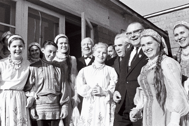 NSV Liidu rahvakunstnikud A. Lauter (vasakult), G. Ernesaks ja T. Kuusik Vene NFSV kunstidekaadile  Eesti NSV-sse saabunud tantsuansambli „Lenok“ liikmetega vestlemas.