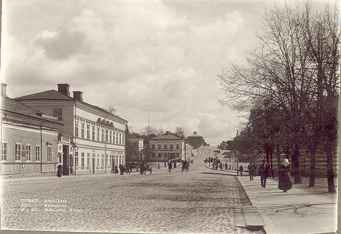Vy från stadshusskvären vid Auragatan mot Kaskisbacken i Åbo.