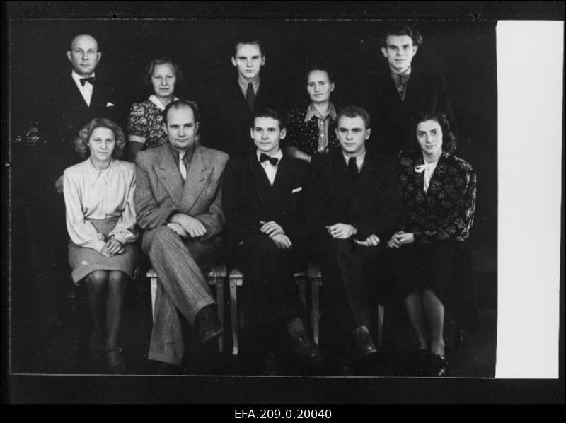 Eesti NSV Riikliku Nukuteatri näitlejad. 1. rida: (vasakult) 2. Helmut Vaag, 3. Ferdinand Veike; 2. rida: 2. Lo Tui, 5. Ants Kivirähk.