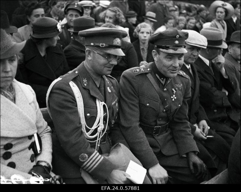 Külalised Pärnumaa laulupeol kooride esinemist jälgimas.