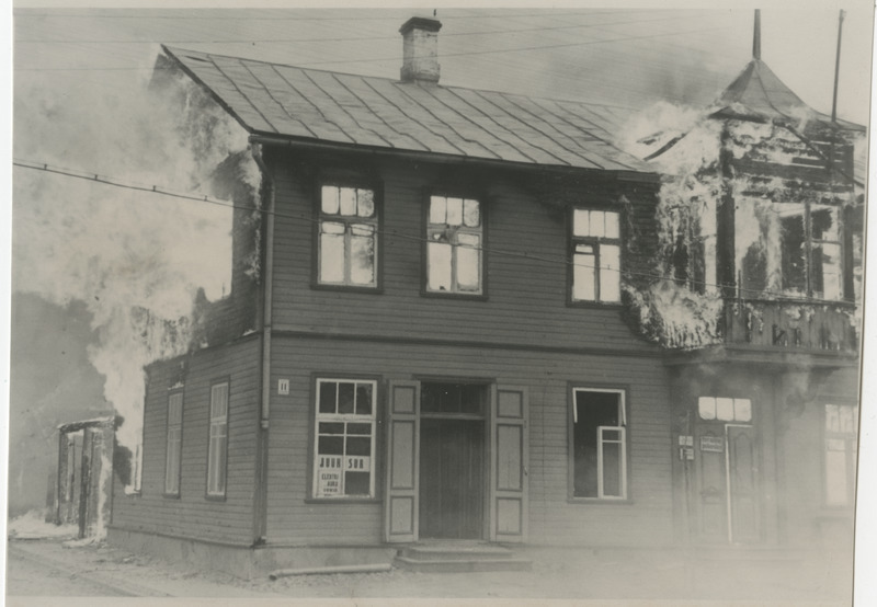 AS Laenupanga maja leekides