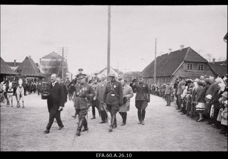 Pidulik Sakala Jalaväerügemendi lipu vardasse naela löömise tseremoonia. Riigi ja sõjaväe juhtkond saabub Vabaduse platsile, vasakul riigivanem Jaan Tõnisson, tema kõrval kaitseminister kindralmajor Nikolai Reek.