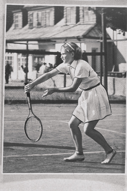 Tennisist Helgi Ustav mänguhoos.