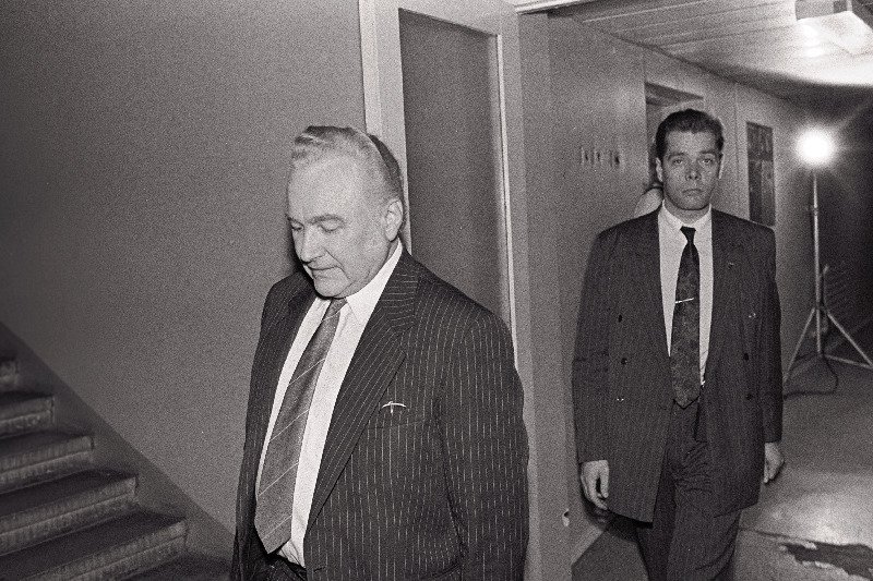 Arnold Rüütel siseneb turvahärraga.