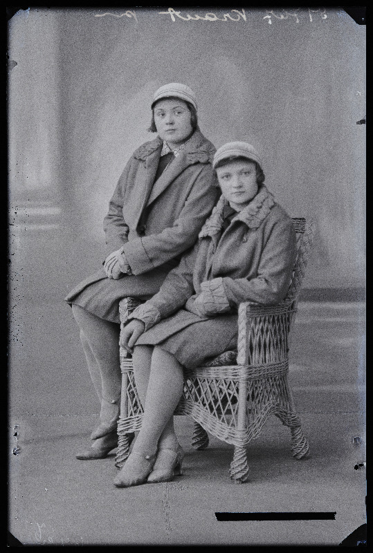 Kaks koolitüdrukut, (foto tellija Kraut).