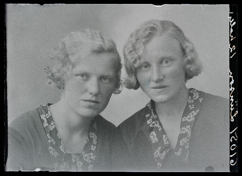 Kaks naist, (foto tellija Liinson, Tori vald, Karukose).