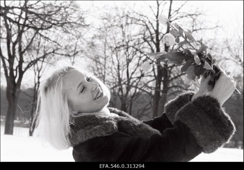 Naistepäevapilt - naine lilledega.