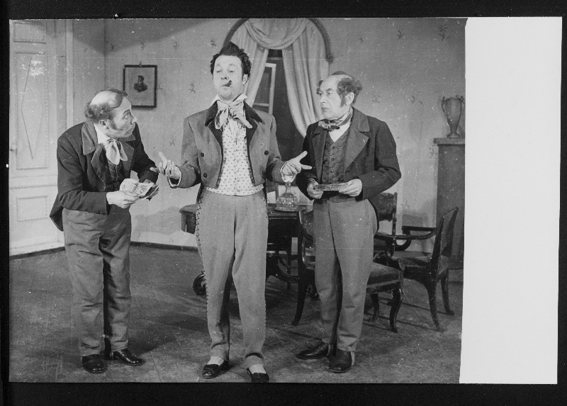 Stseen N. Gogoli näidendist Revident  (Ants Lauteri lavastus). 1. Ivan Aleksandrovitš Hlestakov - Ants Eskola (keskel)