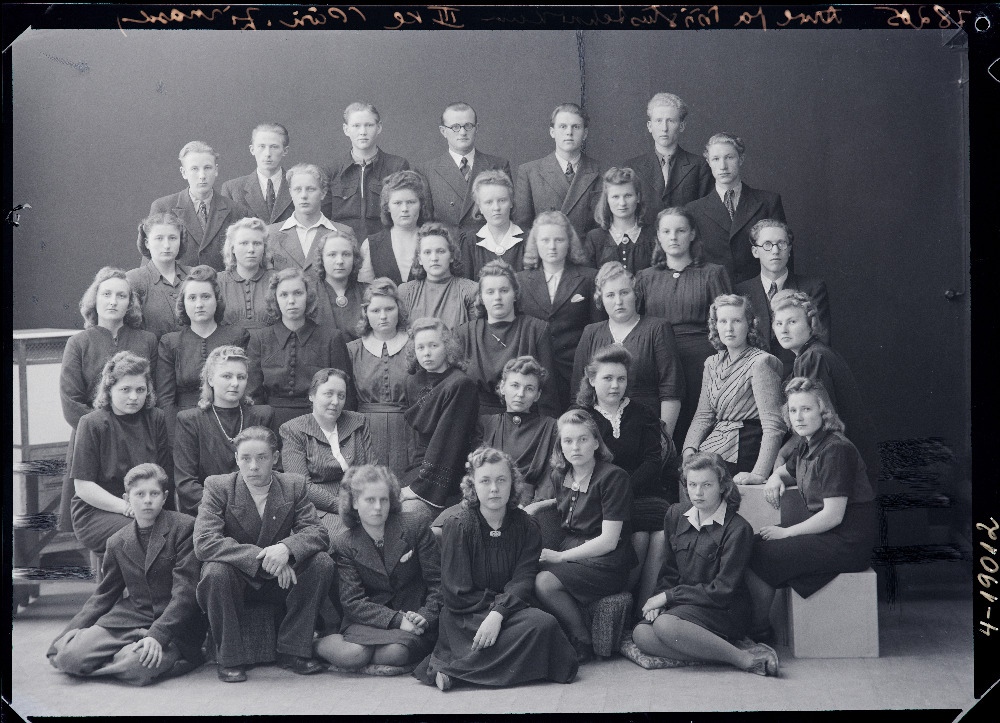 Viljandi Arve- ja Tööstustehnikumi III klass, (foto tellijad Päri, Zirnask).