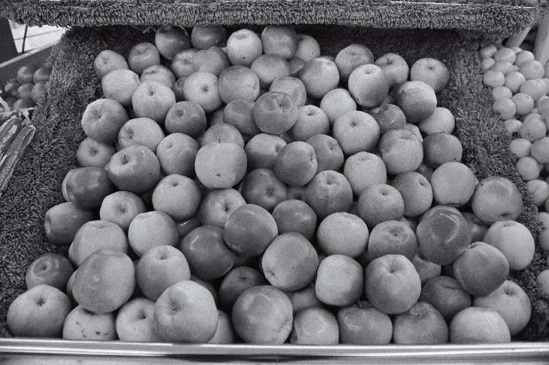 "Sakala" poe avamine pärast renoveerimist, "Viktoria" kaupluse avamise eel (õunad, apelsinid, banaanid). Abestocki hulgimüügiladu.