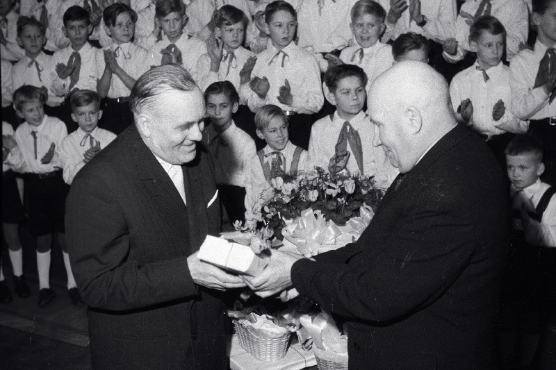 Dirigent ja pedagoogi Leopold Viglat õnnitleb tema 60. sünnipäeval K. Leinus.