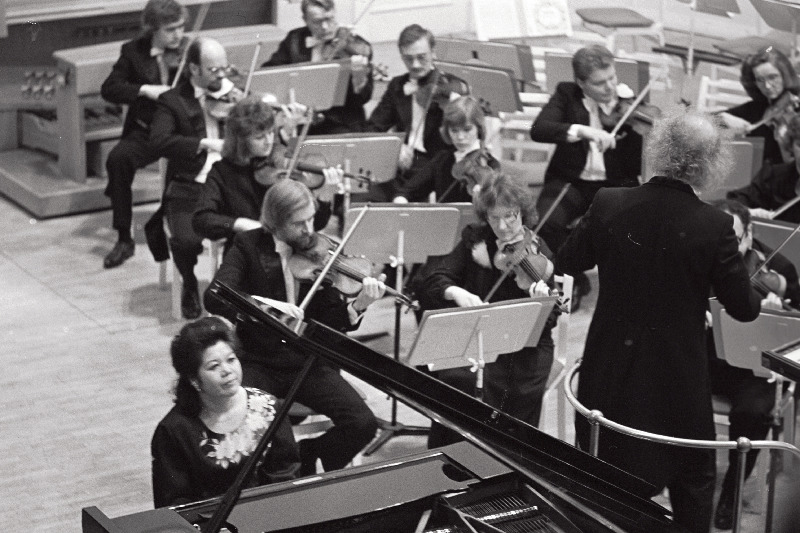 Eesti Riiklikku Sümfooniaorkestrit juhatab Saksamaa Liitvabariigi organist ja dirigent Leo Krämer. Klaveril mängib tema abikaasa Hisako Krämer