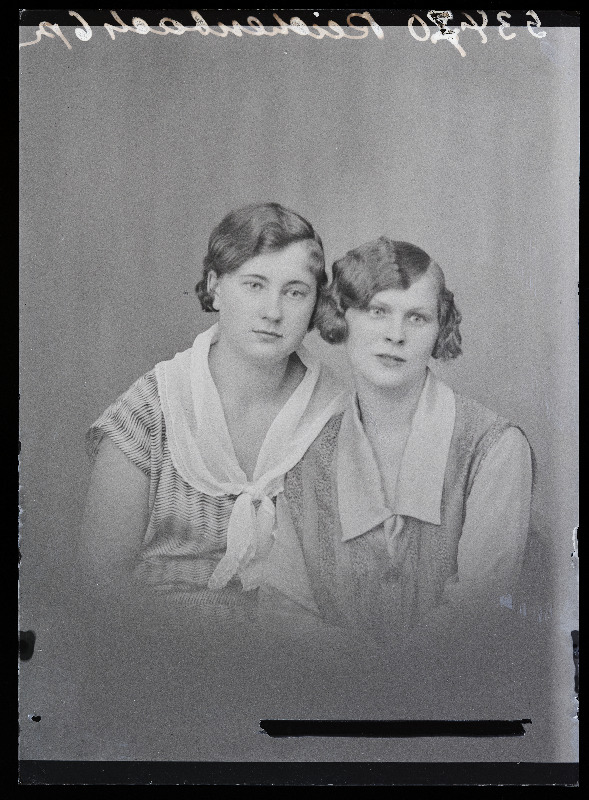 Kaks naist, (foto tellija Reichenbach [Rechenbach]).