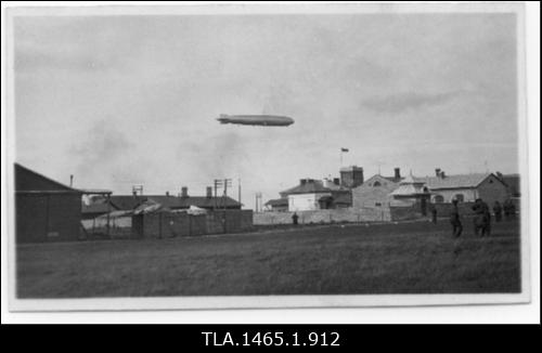 Zeppelin kaitseväe aerodroomi kohal.