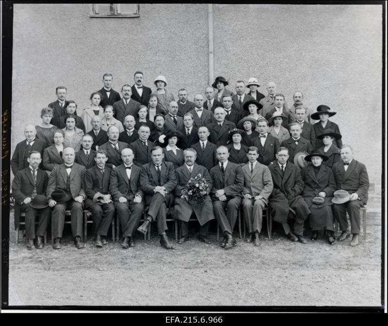 Viljandi koolide õpetajad. I reas vasakult 6. Tartu Ülikooli professor ja närvikliiniku juhataja Ludvig Puusepp, 7. Viljandi pedagoog omavalitsustegelane August Maramaa.