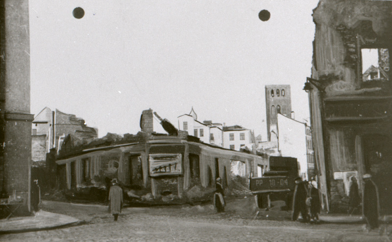Vana-Posti ja Suur-Karja tänavate vaheline nurk varemeis peale Suurt Isamaasõda (koht, kus praegu asub kinoteater Sõprus).