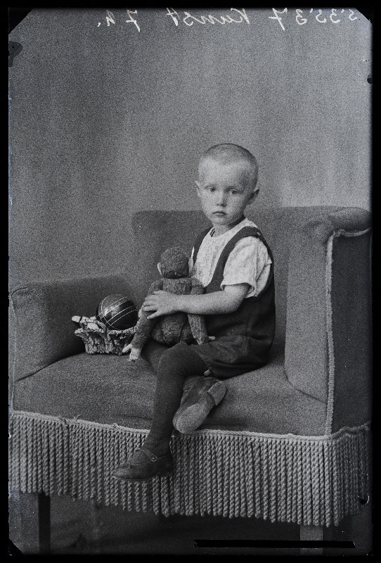 Poiss mänguasjadega, (foto tellija Kunst).