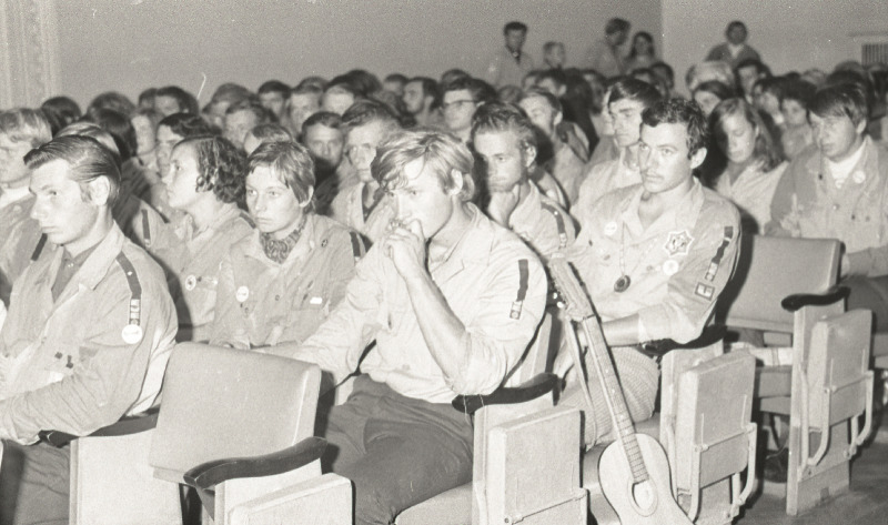 Eesti Üliõpilaste Ehitusmaleva 1971. aasta töösuve lõpetamise üritus "Estonia" teatris (A. Liiva erakogust)