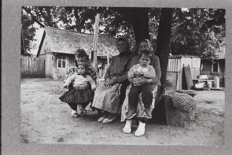 Kihnu saare Umba talu elanikud. Keskel: talu perenaine Elisabet Kiigajaan.