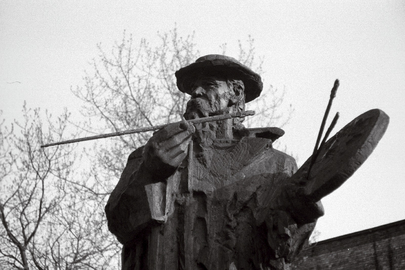 Maalikunstnik Johann Köleri skulptuur Viljandis.