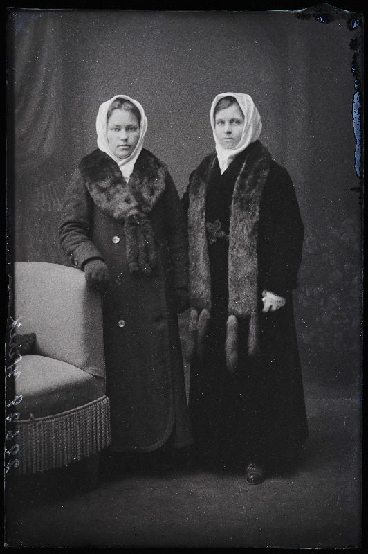 Kaks naist, (foto tellija Wirit [Virit]).