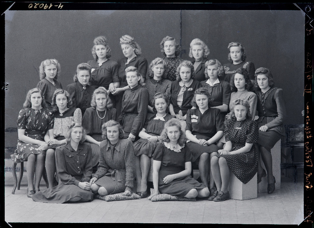 Viljandi Arve- ja Tööstustehnikumi II b klass, (foto tellija Saarend).